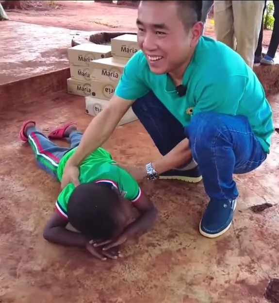  Cậu bé thậm chí còn nằm ra đất ăn vạ chỉ để giữ chú ở lại. (Ảnh: TikTok Tiến Nguyễn)