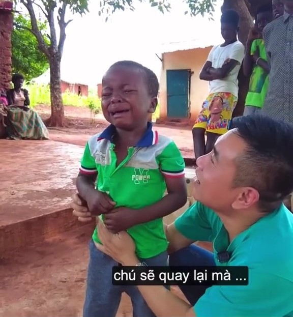  Chú dỗ như thế nào cũng vẫn bật khóc nức nở. (Ảnh: TikTok Tiến Nguyễn)