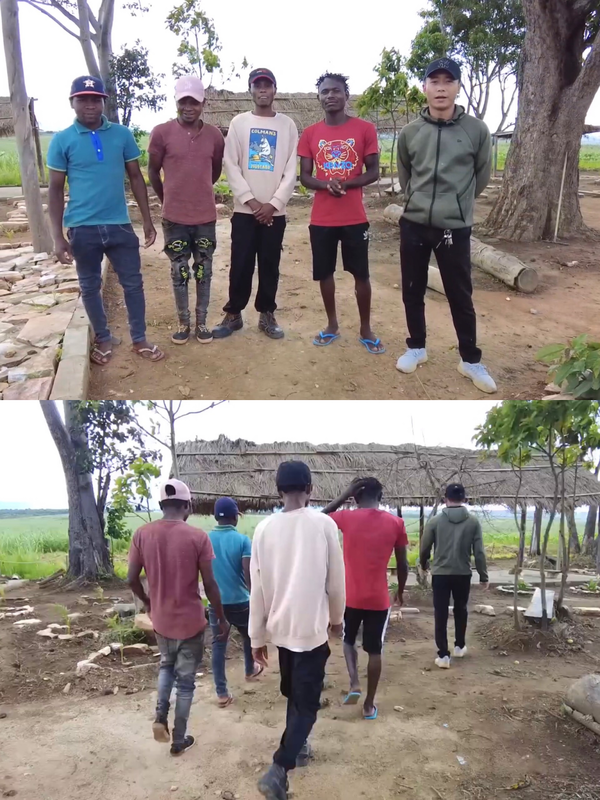  
Quang Linh tập hợp anh em trong team Châu Phi để thông báo có nhân sự mới. (Ảnh: YouTube Quang Linh Vlogs - Cuộc sống ở Châu Phi)