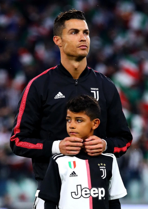 Ronaldo Jr được ví như một ngôi sao nhí của bóng đá, vì vậy không có gì ngạc nhiên khi bức ảnh của anh ta nhận được sự chú ý toàn cầu. Từ sự nghiêm túc trong việc tập luyện cho đến những khoảnh khắc đùa giỡn cùng bạn bè, bạn sẽ không muốn bỏ lỡ ảnh Ronaldo Jr này.