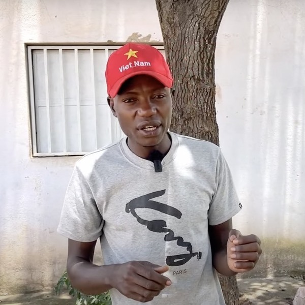  Lindo là thành viên rất tích cực, chịu khó của team châu Phi. (Ảnh: YouTube Lindo Vlogs - Cuộc sống ở châu Phi)