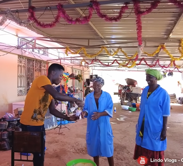  Anh chàng mang kem đến cho mọi người ở trang trại. (Ảnh: YouTube Lindo Vlogs - Cuộc sống ở châu Phi)