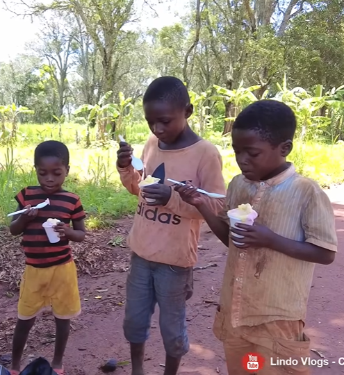  Những đứa trẻ ăn kem trong sự hạnh phúc, giải tỏa cái khát. (Ảnh: YouTube Lindo Vlogs - Cuộc sống ở châu Phi)