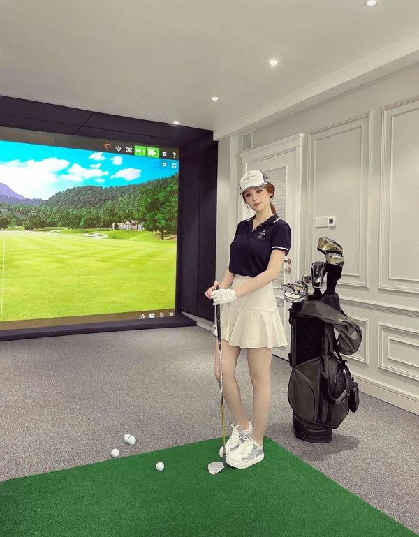  
Gia chủ còn hào phóng xây dựng một khu golf trong nhà để giải trí những lúc rảnh rỗi. (Ảnh: FB Dang Ngoc Huyen) - Tin sao Viet - Tin tuc sao Viet - Scandal sao Viet - Tin tuc cua Sao - Tin cua Sao