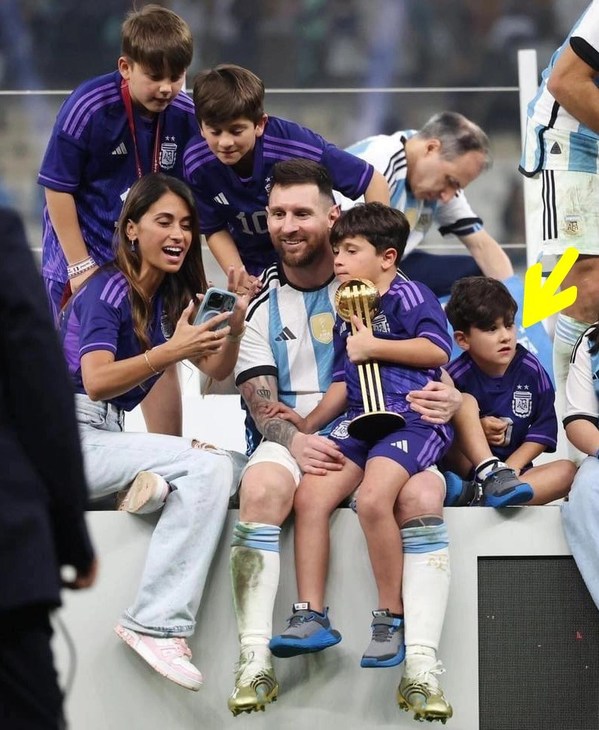  
While the family was celebrating his father's victory, Ciro didn't seem to mind.  (Photo: Hola)