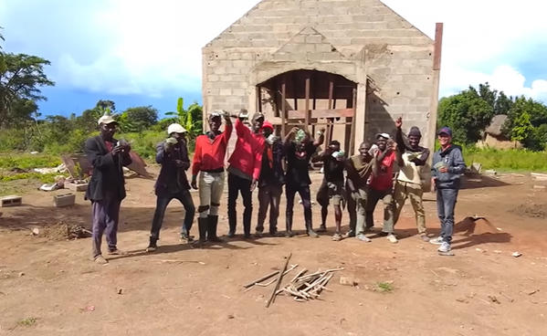  Mọi người vui vẻ, tự hào khoe tiền lương, thưởng của mình. (Ảnh: YouTube Linh Philip Vlogs - Cuộc Sống ở Châu Phi)