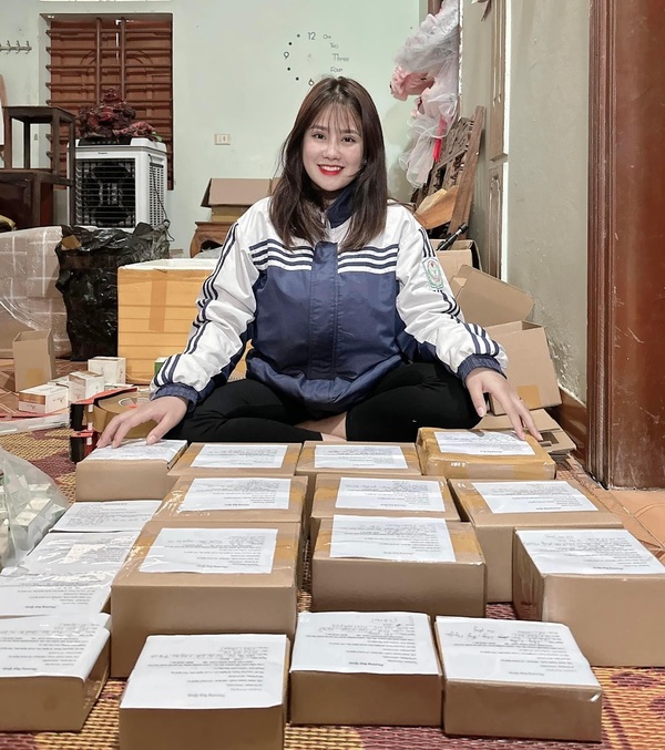  Cô gái xứ Nghệ đang làm công việc kinh doanh online để trang trải cuộc sống. (Ảnh: FB P.B)