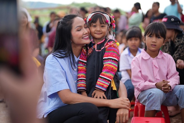  
Trong những khoảnh khắc cô hoạt động xã hội thì nhiều người lại cho rằng H’Hen Niê giả tạo. (Ảnh: FB H’Hen Niê) - Tin sao Viet - Tin tuc sao Viet - Scandal sao Viet - Tin tuc cua Sao - Tin cua Sao