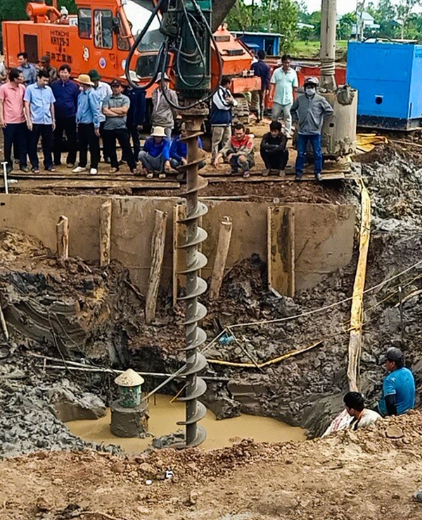  
Lực lượng cứu hộ tiến hành khoan xung quanh trụ bê tông để dễ dàng nhổ cọc. (Ảnh: Dân Trí)