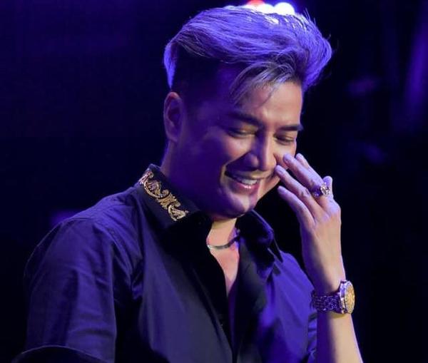  Nam ca sĩ lên tiếng vì không muốn mẹ ruột vay thêm tiền nhờ danh tiếng của mình. (Ảnh: FB Dam Vinh Hung) - Tin sao Viet - Tin tuc sao Viet - Scandal sao Viet - Tin tuc cua Sao - Tin cua Sao