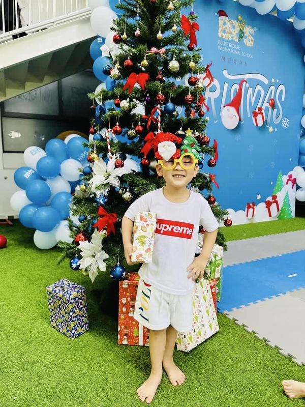  Polo tươi cười trong khuôn viên trường quốc tế mà quý tử nhà Đàm Vĩnh Hưng. (Ảnh: FB Dam Vinh Hung) - Tin sao Viet - Tin tuc sao Viet - Scandal sao Viet - Tin tuc cua Sao - Tin cua Sao