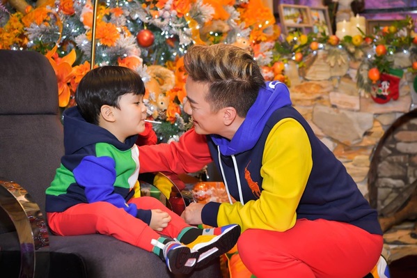  Ở tuổi 51, Đàm Vĩnh Hưng khiến khán giả “ngỡ ngàng” khi công khai mình có cậu quý tử 3 tuổi. (Ảnh: FB Dam Vinh Hung) - Tin sao Viet - Tin tuc sao Viet - Scandal sao Viet - Tin tuc cua Sao - Tin cua Sao