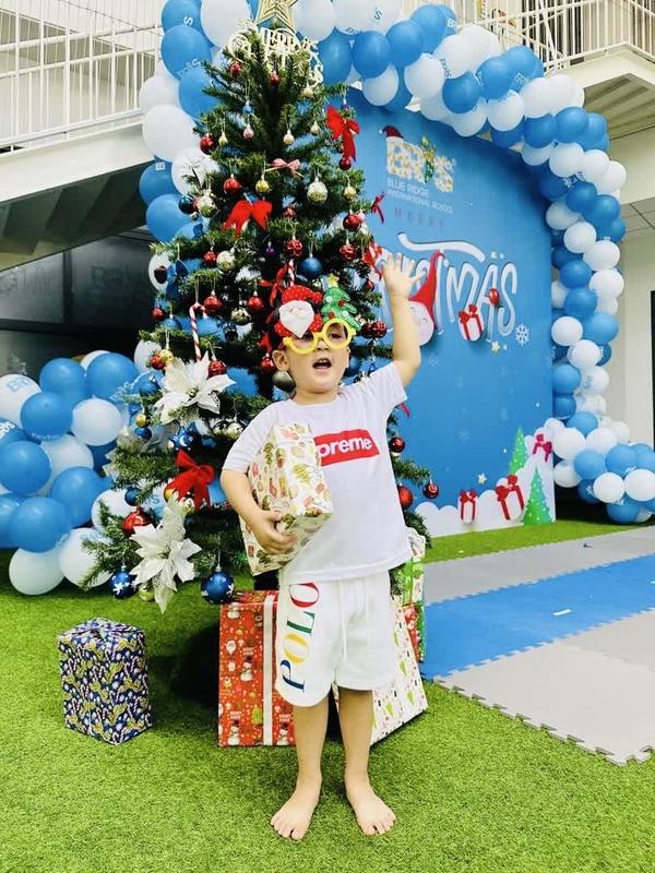  Cậu bé được ông bố nổi tiếng vô cùng cưng chiều khi chọn môi trường quốc tế danh tiếng để theo học. (Ảnh: FB Dam Vinh Hung) - Tin sao Viet - Tin tuc sao Viet - Scandal sao Viet - Tin tuc cua Sao - Tin cua Sao