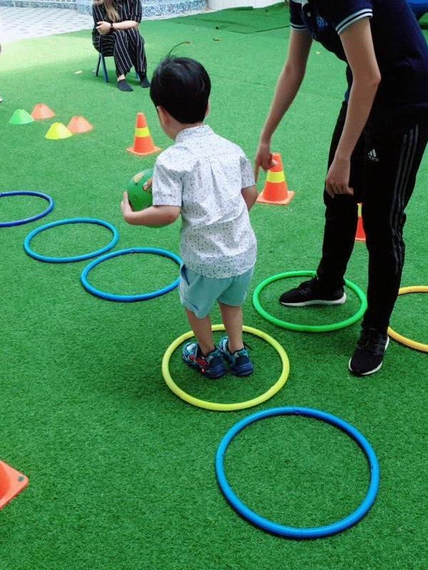  Trang thiết bị xung quanh ngôi trường rất hiện đại với nhiều cây xanh. (Ảnh: FB Dam Vinh Hung) - Tin sao Viet - Tin tuc sao Viet - Scandal sao Viet - Tin tuc cua Sao - Tin cua Sao