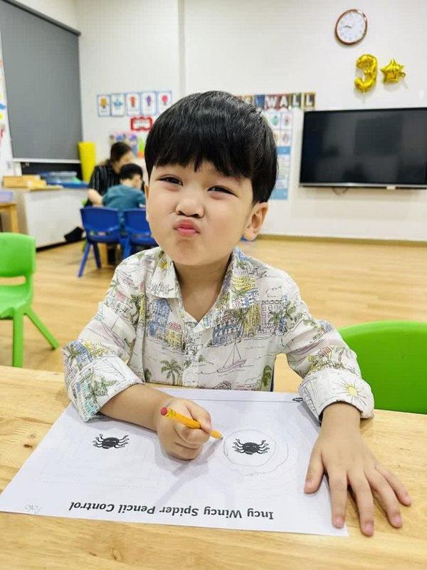  Cậu bé rất vui tươi khi được hoạt động với thầy cô và bạn bè xung quanh. (Ảnh: FB Dam Vinh Hung) - Tin sao Viet - Tin tuc sao Viet - Scandal sao Viet - Tin tuc cua Sao - Tin cua Sao