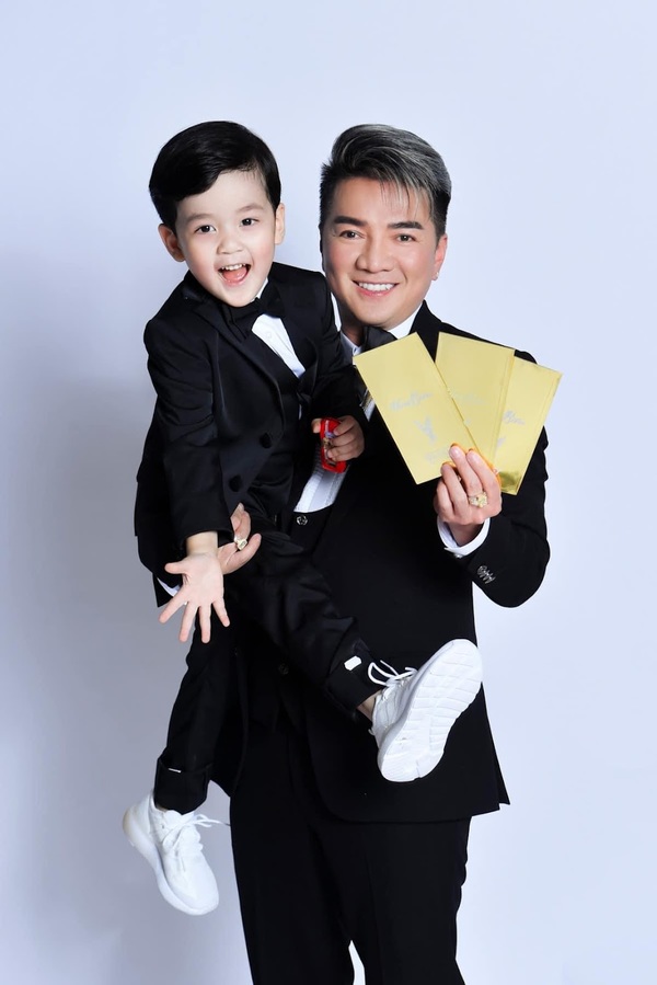  Đàm Vĩnh Hưng chi mạnh tay để chăm sóc các con của mình. (Ảnh: FB Dam Vinh Hung) - Tin sao Viet - Tin tuc sao Viet - Scandal sao Viet - Tin tuc cua Sao - Tin cua Sao