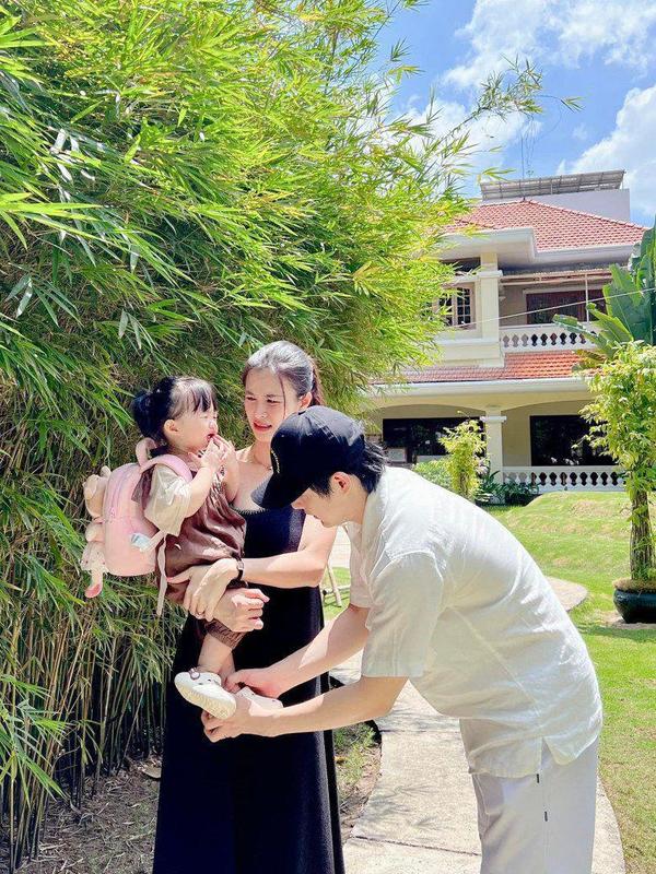  Cặp vợ chồng Đông Nhi – Ông Cao Thắng cũng rất đầu tư cho con gái đầu lòng đi học. (Ảnh: FB Dong Nhi) - Tin sao Viet - Tin tuc sao Viet - Scandal sao Viet - Tin tuc cua Sao - Tin cua Sao