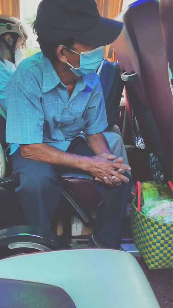 
Đôi tay chú nắm chặt nhau, mong chuyến xe nhanh nhanh đến Sài Gòn để kịp thăm con. (Ảnh: Chụp màn hình TikTok N.T)