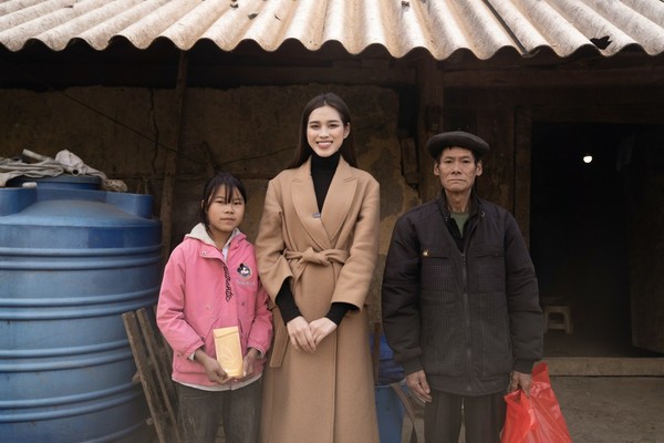  Nàng hậu gửi quà đến những hộ gia đình khó khăn. (Ảnh: FB Đỗ Thị Hà)