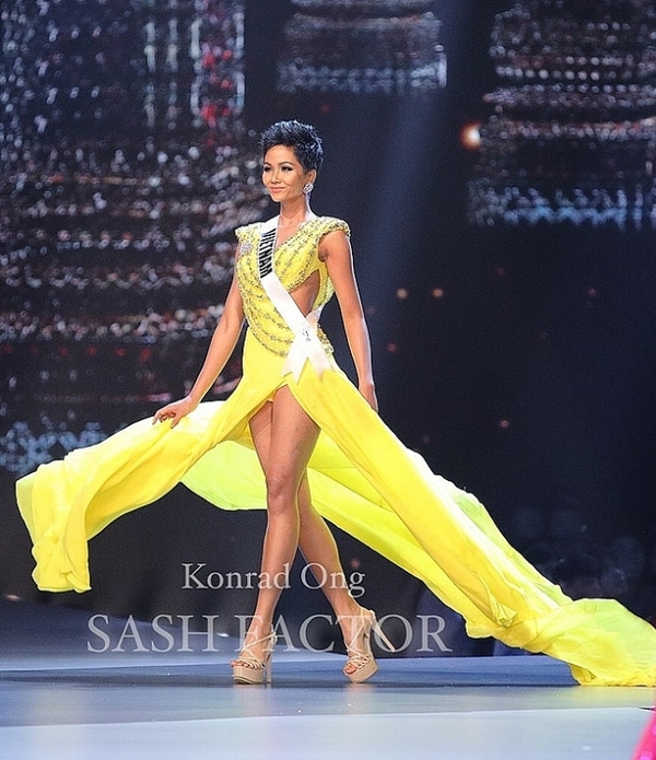 
Kỹ năng catwalk của nàng hậu Việt Nam được thể hiện trọn vẹn với bộ đầm vàng. (Ảnh: Sash Factor) - Tin sao Viet - Tin tuc sao Viet - Scandal sao Viet - Tin tuc cua Sao - Tin cua Sao