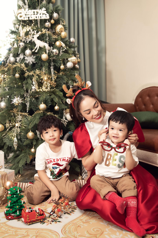 
“Nàng Hậu” bên hai con nhỏ trong dịp Giáng sinh vừa rồi. (Ảnh: FB Dương Cẩm Lynh)