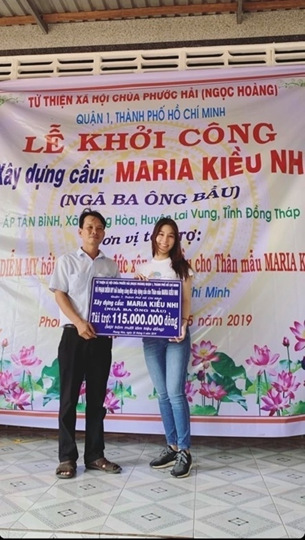  
Mỗi lần làm từ thiện, cô đều lấy danh nghĩa mẹ ruột, bà Phạm Thị Phi Thoàn (Maria Kiều Nhi). (Ảnh: FB Diễm My 9x)