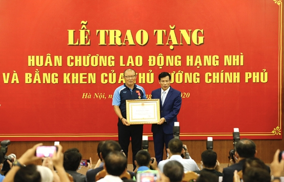 
HLV Park Hang-seo nhận Huân chương Lao động hạng Nhì và Bằng khen của Thủ tướng Chính phủ. (Ảnh: Quân đội nhân dân)