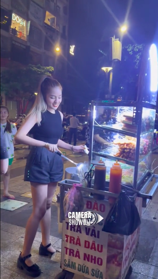  
Cô nàng vui vẻ làm cá viên chiên. (Ảnh: Chụp màn hình TikTok Camera showbiz) - Tin sao Viet - Tin tuc sao Viet - Scandal sao Viet - Tin tuc cua Sao - Tin cua Sao