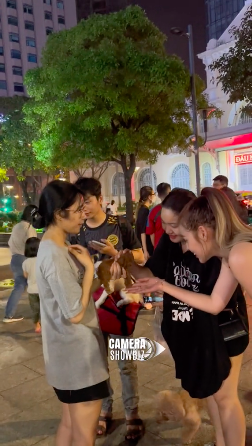  
Cô thoải mái trò chuyện với mọi người trên đường. (Ảnh: Chụp màn hình TikTok Camera showbiz) - Tin sao Viet - Tin tuc sao Viet - Scandal sao Viet - Tin tuc cua Sao - Tin cua Sao