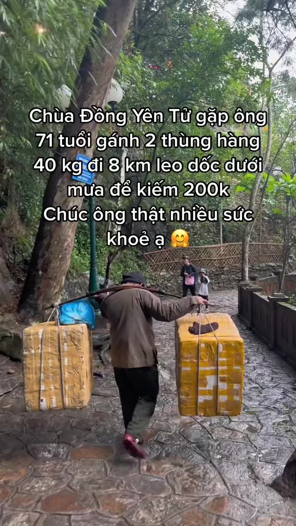  
Khoảnh khắc cụ ông 71 tuổi, đang gánh 2 thùng hàng lên chùa Đồng Yên Tử. (Ảnh: Chụp màn hình TikTok N.V.A)