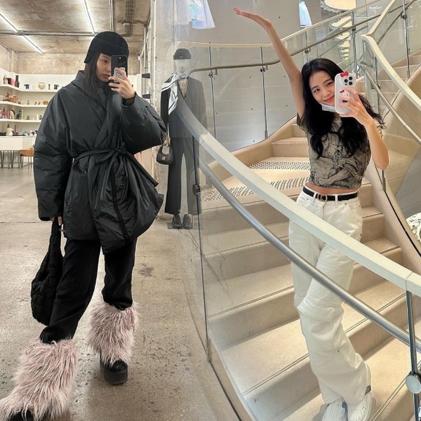  
Các thành viên BLACKPINK thu hút sự chú ý khi xuất hiện tại cửa hàng mua sắm. (Ảnh: Instagram jennierubyjane, Instagram sooyaaa_)