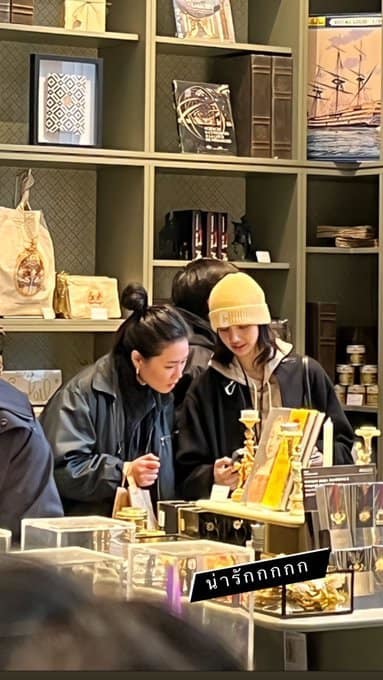  
Lisa xuất hiện tại một cửa hàng đồ lưu niệm tại Paris. (Ảnh: Instagram NGOR)