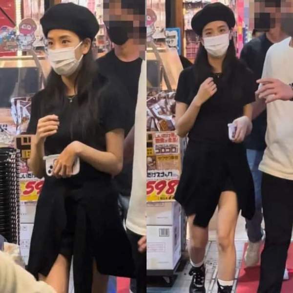  
Lần khác, chị cả BLACKPINK mặc váy đen chỉn chu nhưng kín đáo đi mua sắm tại Nhật Bản. (Ảnh: Twitter @blackpink.pics)