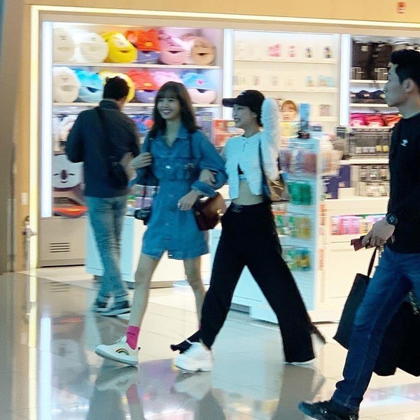  
Jennie ăn mặc đơn giản đi mua sắm cùng Lisa. (Ảnh: Pinterest)