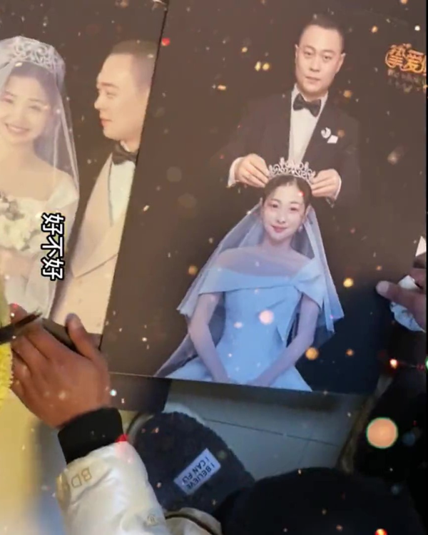  
Từng tấm ảnh cưới của bố mẹ cô bé đều được đem ra lau sạch. (Ảnh: Douyin)