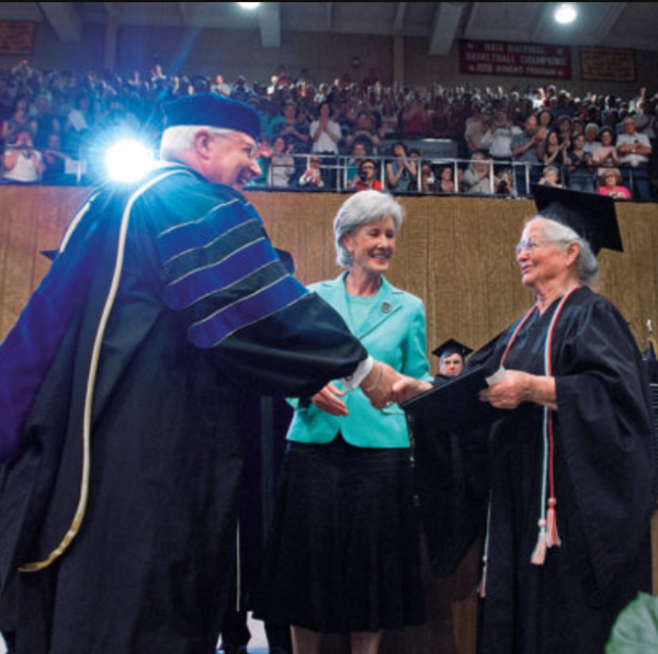 
Ở tuổi 95, bà Nola Ochs trở thành người lớn tuổi nhất thế giới tốt nghiệp Đại học. (Ảnh: CBS)