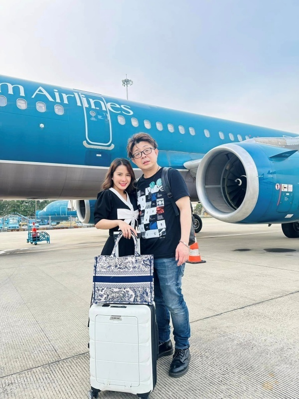  
Chồng nữ YouTuber đã quyết định nghỉ việc để về Việt Nam cùng vợ “tìm con”.  (Ảnh: FB Vợ chồng nhà Nhân)
