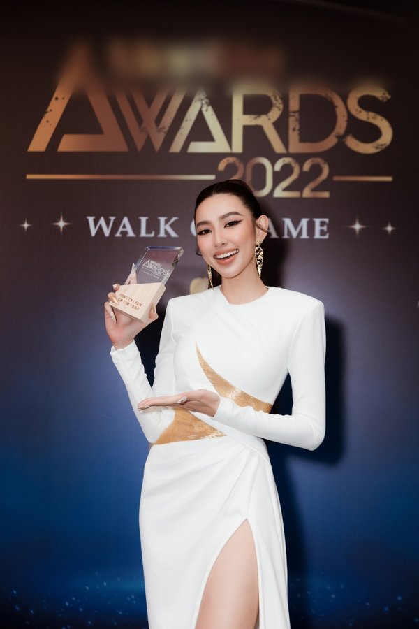  
Thùy Tiên vinh dự nhận giải thưởng Pretty Lady Of The Year. (Ảnh: FB Nguyễn Thúc Thùy Tiên)