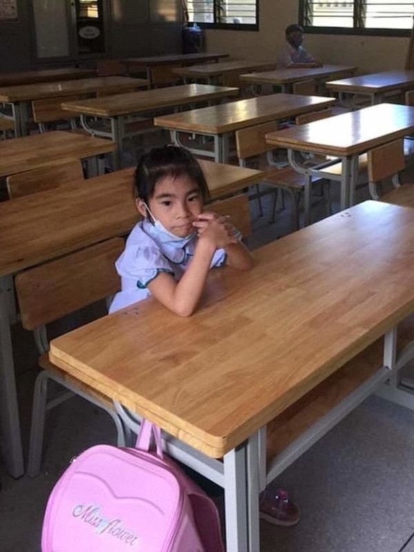  Vẻ mặt buồn bã của Ngọc Bích khi ngồi trên lớp. (Ảnh: Facebook Nguyễn Minh Đức)