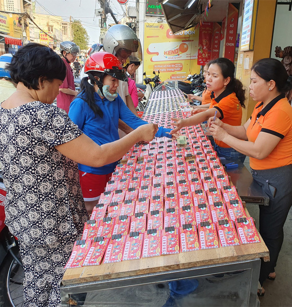  
Nhiều người mua vé số với hy vọng may mắn trúng giải, ủng hộ người nghèo. (Ảnh minh họa: Vietnamnet)