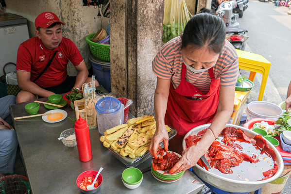 Hiện nay, không có nhiều hàng quán bán món đặc sản này tại Hà Nội bởi không phải ai cũng tinh tường trong việc chọn sứa đỏ. (Ảnh: VietNamNet)