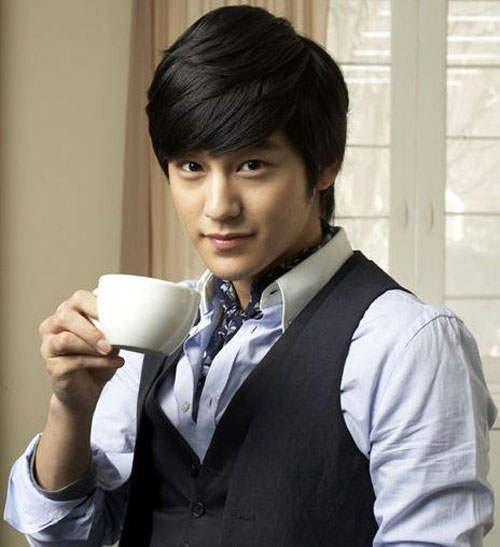  
Khán giả gọi yêu Kim Bum là “Hoàng tử gốm” nhờ vai diễn So Yi Jung trong Vườn Sao Băng. (Ảnh: Tư liệu phim)