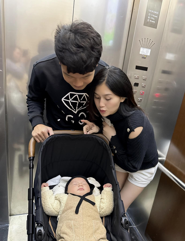 Cặp đôi vừa đón con trai đầu lòng vào hồi tháng 9/2022. (Ảnh: FB Nguyễn Thành Chung)