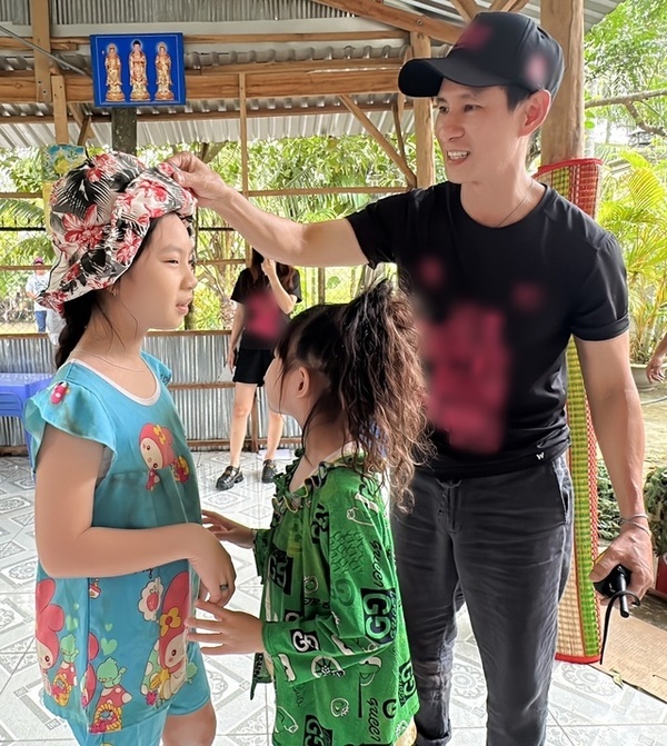  
Chia sẻ về vai diễn của "gà nhà", Lý Hải hóm hỉnh viết: "Ba làm đạo diễn, mẹ làm sản xuất, con đi bán vé số trải nghiệm". Ảnh: Lý Hải - Minh Hà - Tin sao Viet - Tin tuc sao Viet - Scandal sao Viet - Tin tuc cua Sao - Tin cua Sao