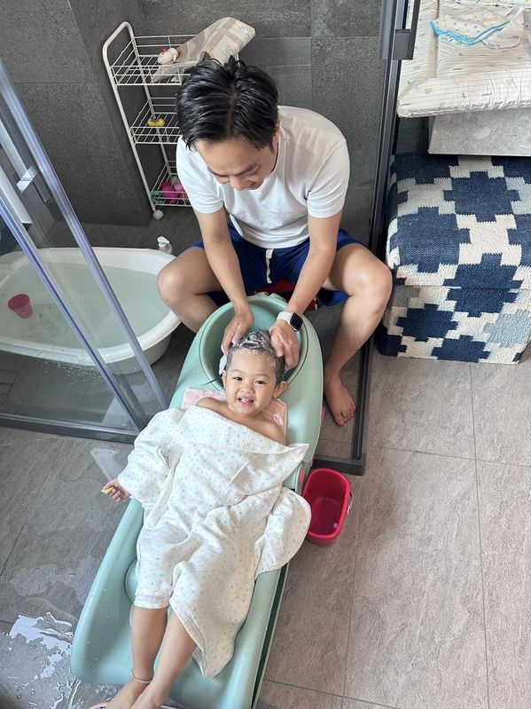  Khoảnh khắc Cường Đô La gội đầu tại gia cho ái nữ khiến dân tình không khỏi thích thú. Ảnh: Nguyễn Quốc Cường  - Tin sao Viet - Tin tuc sao Viet - Scandal sao Viet - Tin tuc cua Sao - Tin cua Sao