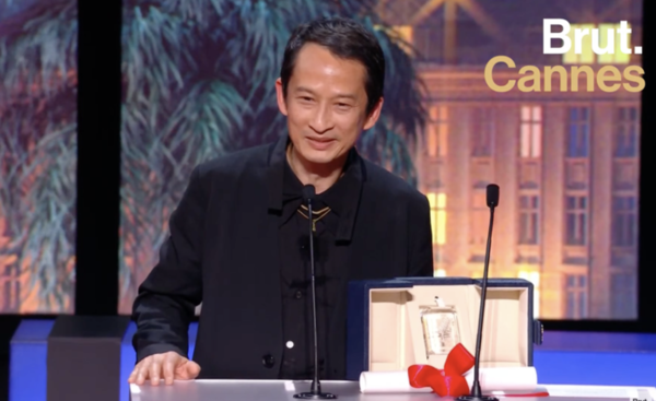  
Đạo diễn Trần Anh Hùng phát biểu khi nhận giải. Ảnh: FranceTV     - Tin sao Viet - Tin tuc sao Viet - Scandal sao Viet - Tin tuc cua Sao - Tin cua Sao