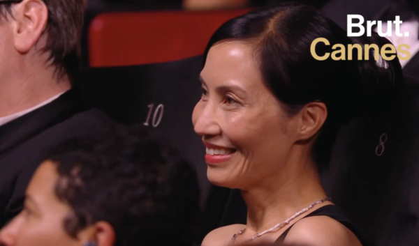  
Bà xã Trần Nữ Yên Khê cười rạng rỡ khi đạo diễn Trần Anh Hùng cảm ơn mình trong bài phát biểu nhận giải ở "Cannes". Ảnh: BTC Liên hoan phim Cannes - Tin sao Viet - Tin tuc sao Viet - Scandal sao Viet - Tin tuc cua Sao - Tin cua Sao