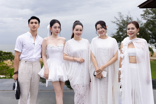 Dàn sao chụp ảnh kỷ niệm trước thềm diễn ra "Mùa hè đẹp nhất".
Dàn sao chụp ảnh kỷ niệm trước thềm diễn ra "Mùa hè đẹp nhất".