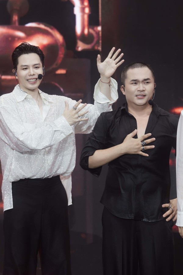 Các nghệ sĩ Nhà Củi Lửa đều "phá bỏ giới hạn" của mình.
Các nghệ sĩ Nhà Củi Lửa đều "phá bỏ giới hạn" của mình.