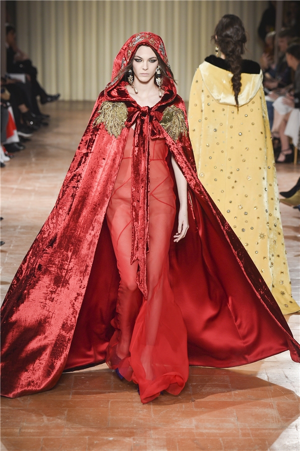
Người mẫu chốt màn cho bộ sưu tập này chính là chân dài người Ý Vittoria Ceretti với bộ trang phục màu đỏ rực rỡ, bắt mắt.